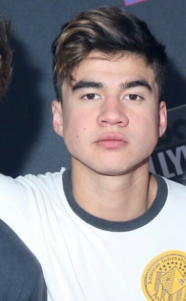 DoItForTheGirl's tweet photo. Who wore it better? @Calum5SOS https://t.co/Kt74nLbvAU