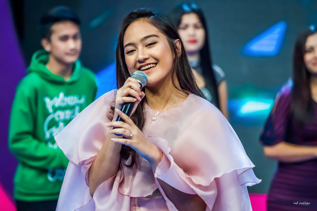.<a href="/salshaabilaa/">salshabilla adriani✨🌙</a> at Dahsyat Musik - RCTI 
#MalaikatBaik