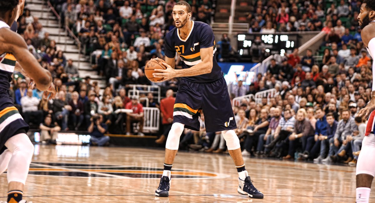 Halftime Stat Leaders: 📊  PTS - Hood 16 REBS - Gobert 8 ASTS - Diaw 3 BLKS - Gobert 2 STLS - Hayward 2  #DETatUTA https://t.co/e1cvCGgbOc