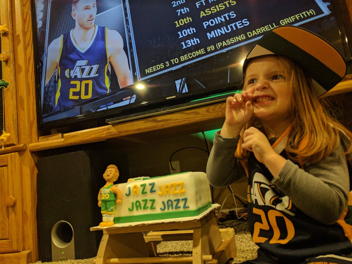 AdamPssscht's tweet photo. Hayward in cake form, fans turning into wolves, what a spooky Friday the 13th! #LESOLSONIT #FondantHayward https://t.co/eH8KkLqwTr