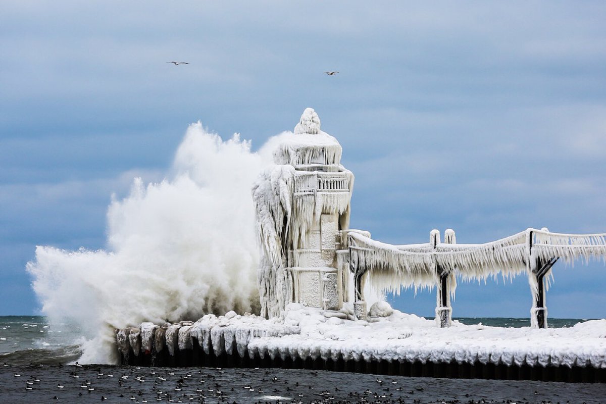 Abandoned Places On Twitter Frozen Lighthouse Lake Michigan