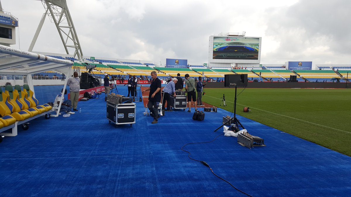 millardayo's tweet photo. Kwa sasa ndani ya uwanja mafundi wanahakikisha kila kitu kipo sawa kabla ya mchezo wa ufunguzi wa #CAN2017 #FootballTogether https://t.co/GKR7kMNhLn