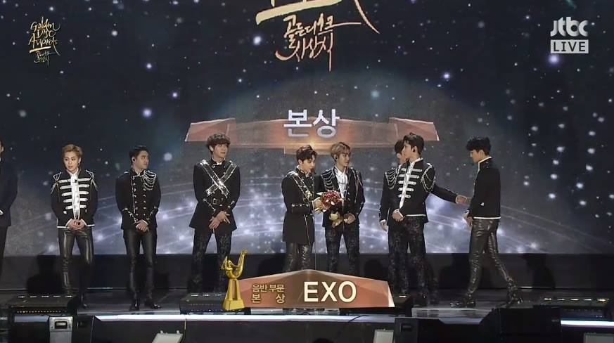 ilgansports's tweet photo. [#31st골든디스크] 음반부문 본상 마지막 수상자는 역시나 #엑소 그라췌~~! ♪(*´∀｀) 이 기세 몰아서 대상도 꼭 받았으면!! 🙏🙏 무대 하려고 옷 갈아입었구나 멋져멋졍 #EXO 본상 무대는 ▶️https://t.co/k2sx8jjJH8 https://t.co/GVHmu7yGpC