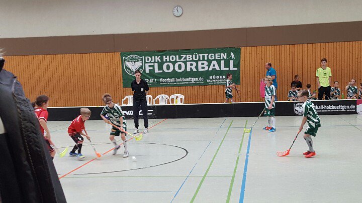DJKFloorball's tweet photo. Das erste DJK Spiel des Tages startet. Die #U11 spielt am Heimspieltag gegen die Dümptener Füchse. #djkfuture #HejaDJK https://t.co/q4lRGuT3sX