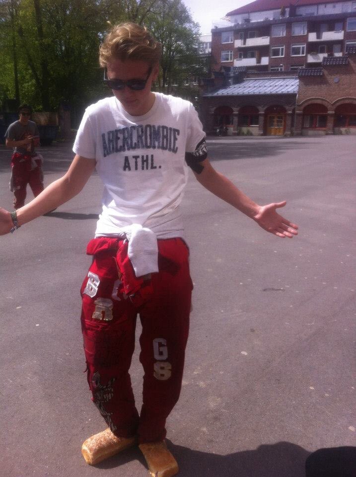 little_tommo69's tweet image. умоляю
скажите мне
почему он в хлебе бл ?!