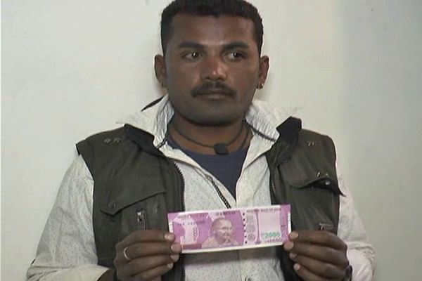 news24tvchannel's tweet photo. This news will scare you..Govt bank ATM gives fake Rs 2000 note #FakeRs2000Note #PNBATM https://t.co/mnxBzof55m https://t.co/XgkPUfG82H