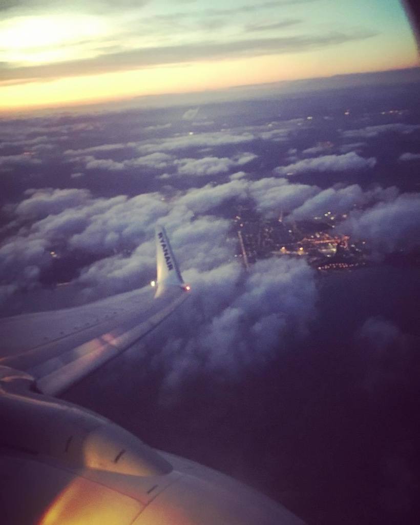 MiriamAMSLD's tweet photo. À force de regarder le ciel, nous avons appris à voler !
#amsld #t #dublin #flying #travel #instatravel #ontheroada… https://t.co/ayYbMQFtzW