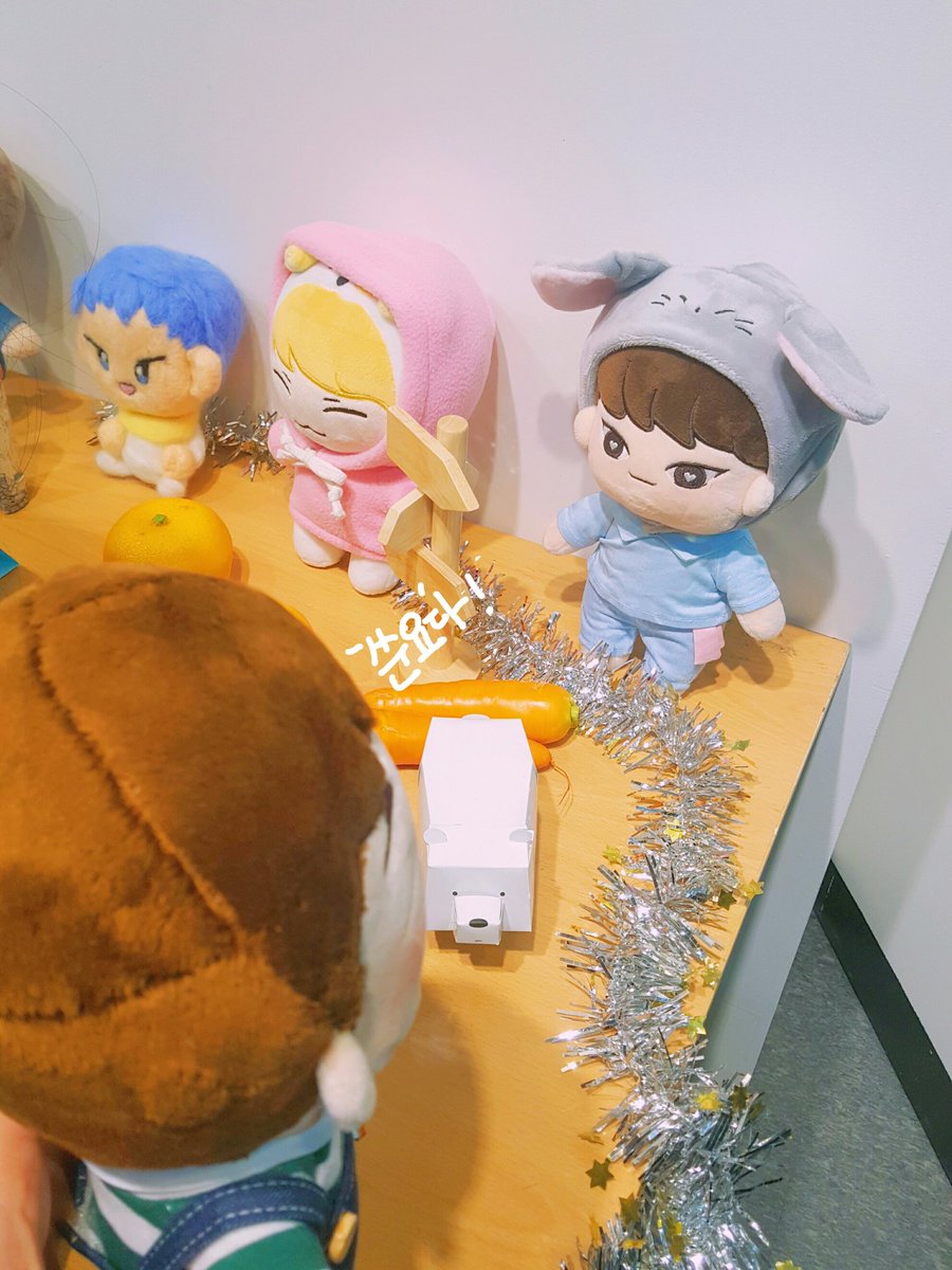mammongbyul's tweet photo. 오늘 쑨요두 만나고 왔어요! 쑨요 실물이 더 이쁩미다!!💜💜💜 그리구 쑨요랑 같이 찍고싶었는데 자리가 없어서 바라만 보는 꼬마....

#세븐틴인형 #겸꼬마 #쑨요_무조건_샨다전 https://t.co/af8wo33Dap