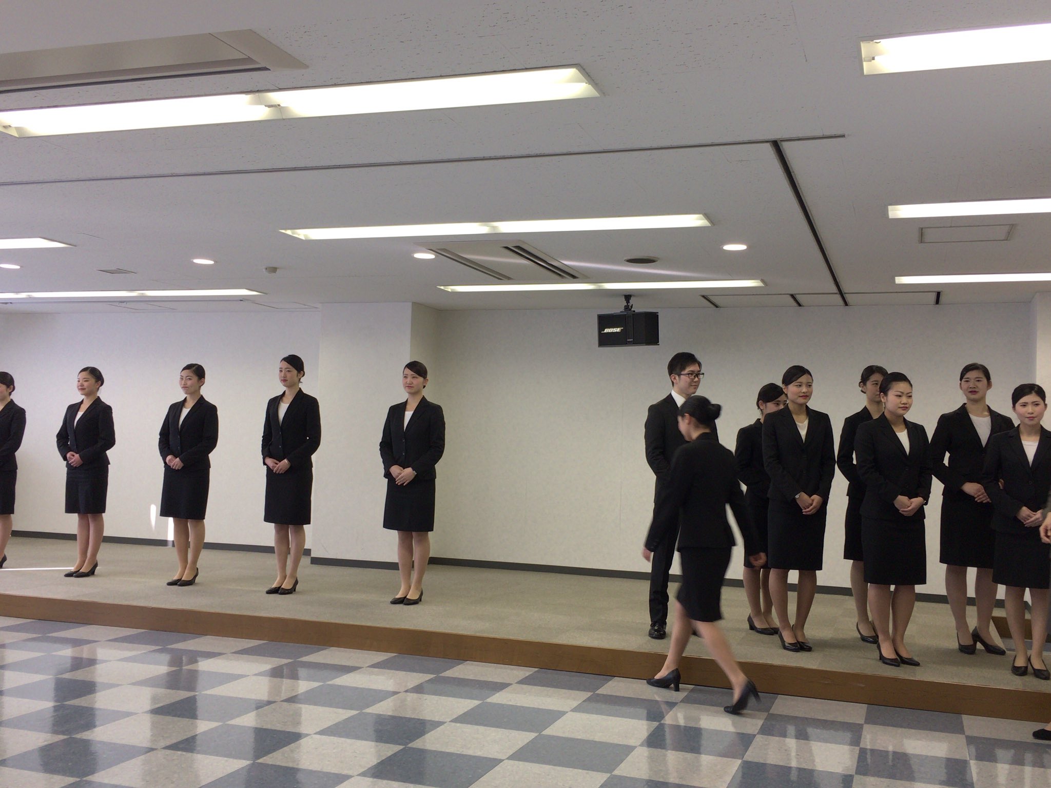 ট ইট র 大阪外語専門学校エアライン 公式 パンフレットの写真撮影中 ドキドキ 大阪外語専門学校 キャビンアテンダント グランドスタッフ エアライン