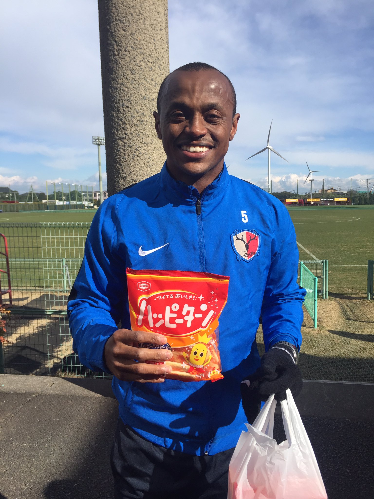 瑞萌 Twitter પર レオシルバ選手にハッピーターンをあげるとこのようにとても笑顔になります なお 今日だけで少なくとも5袋はもらって帰られました 瑞萌 Twitter પર レオシルバ選手にハッピーターンをあげるとこのようにとても笑顔になります なお 今日だけで少なくとも5袋はもらって帰られました