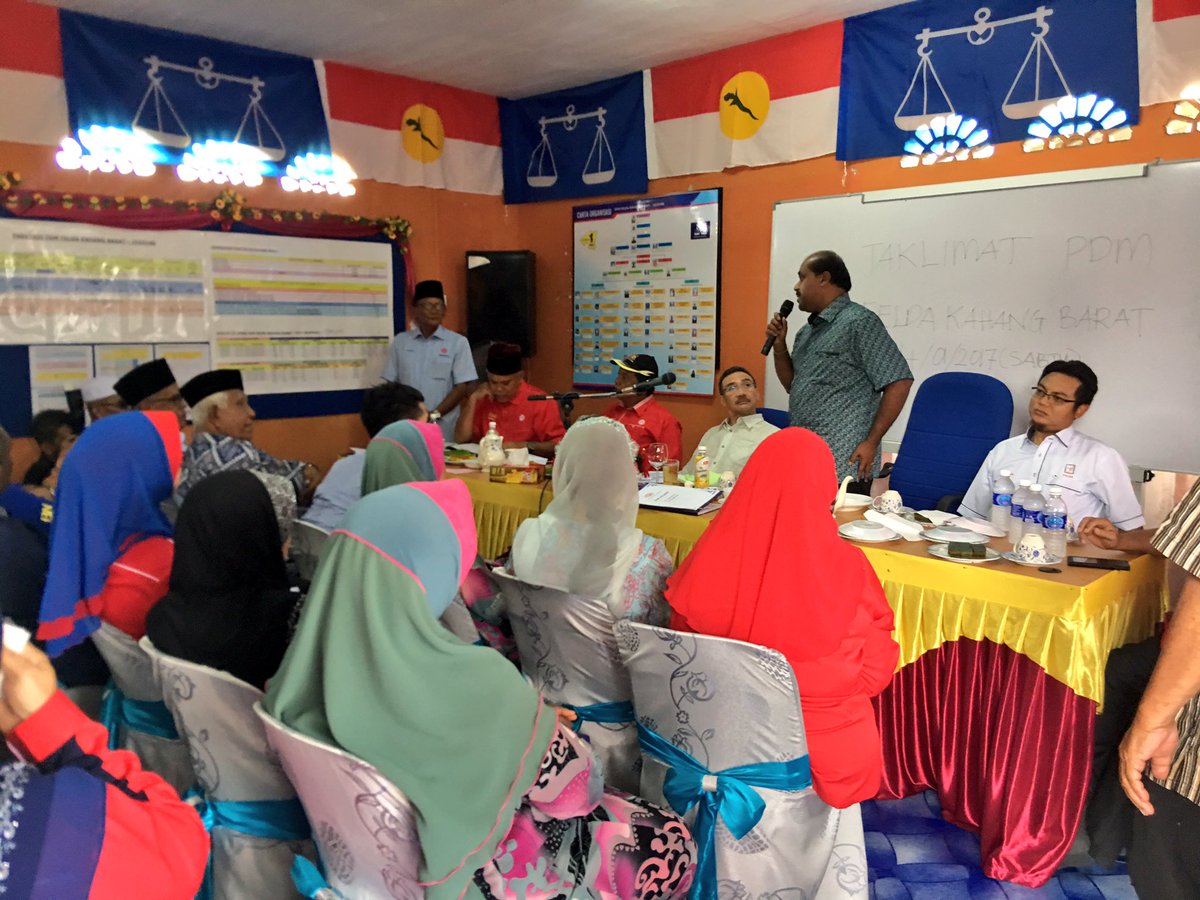 YB <a href="/Vidyananthan/">R.Vidyananthan</a> di #Felda Kahang Barat bersama DS <a href="/HishammuddinH2O/">Hishammuddin Hussein 🇲🇾</a> : "We're not going to leave any stones unturned!" 💪🏻💪🏻