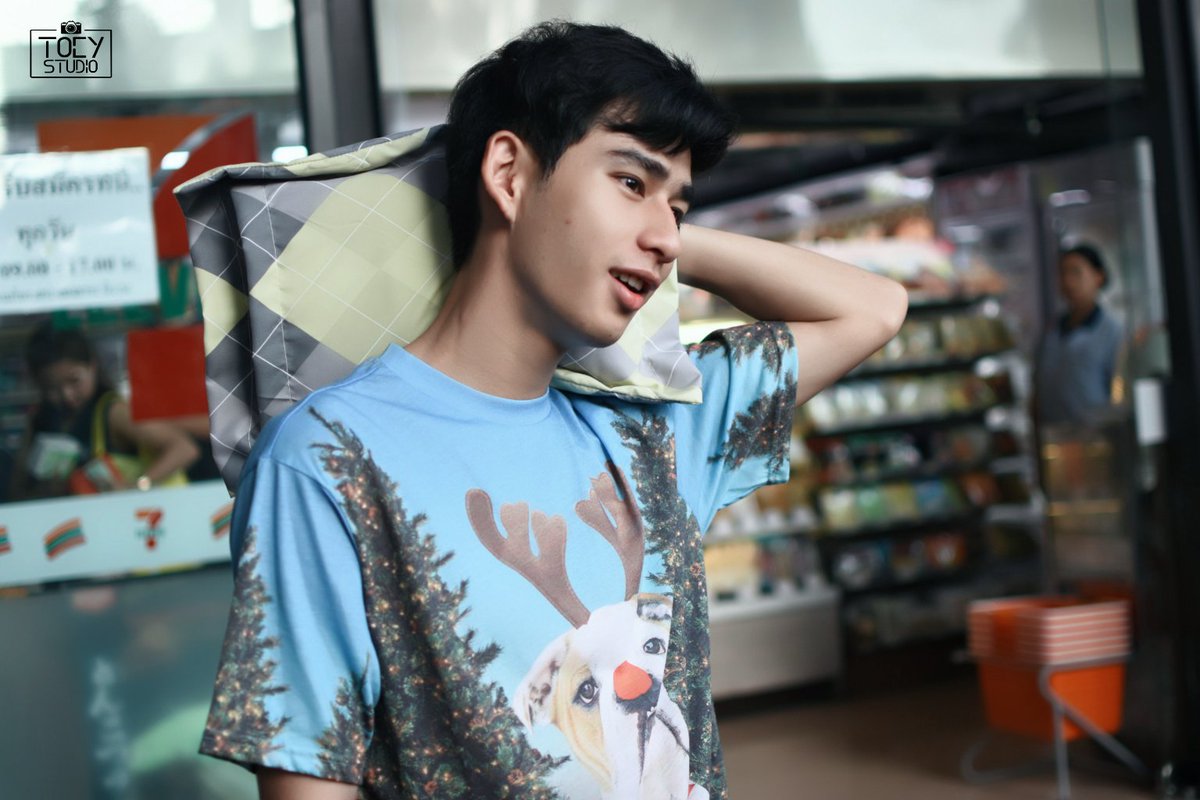 ttoeystudio's tweet photo. ถ้าจะพกหมอนมาขนาดนี้ แอดคงพูดได้คำเดียว "ตั้งใจนอนนะ" ≧﹏≦ @ImerbSittiwat #toeysittiwat #TTTwithToey #makeitrighttheseries 💙💙 https://t.co/spRHo2uDzQ