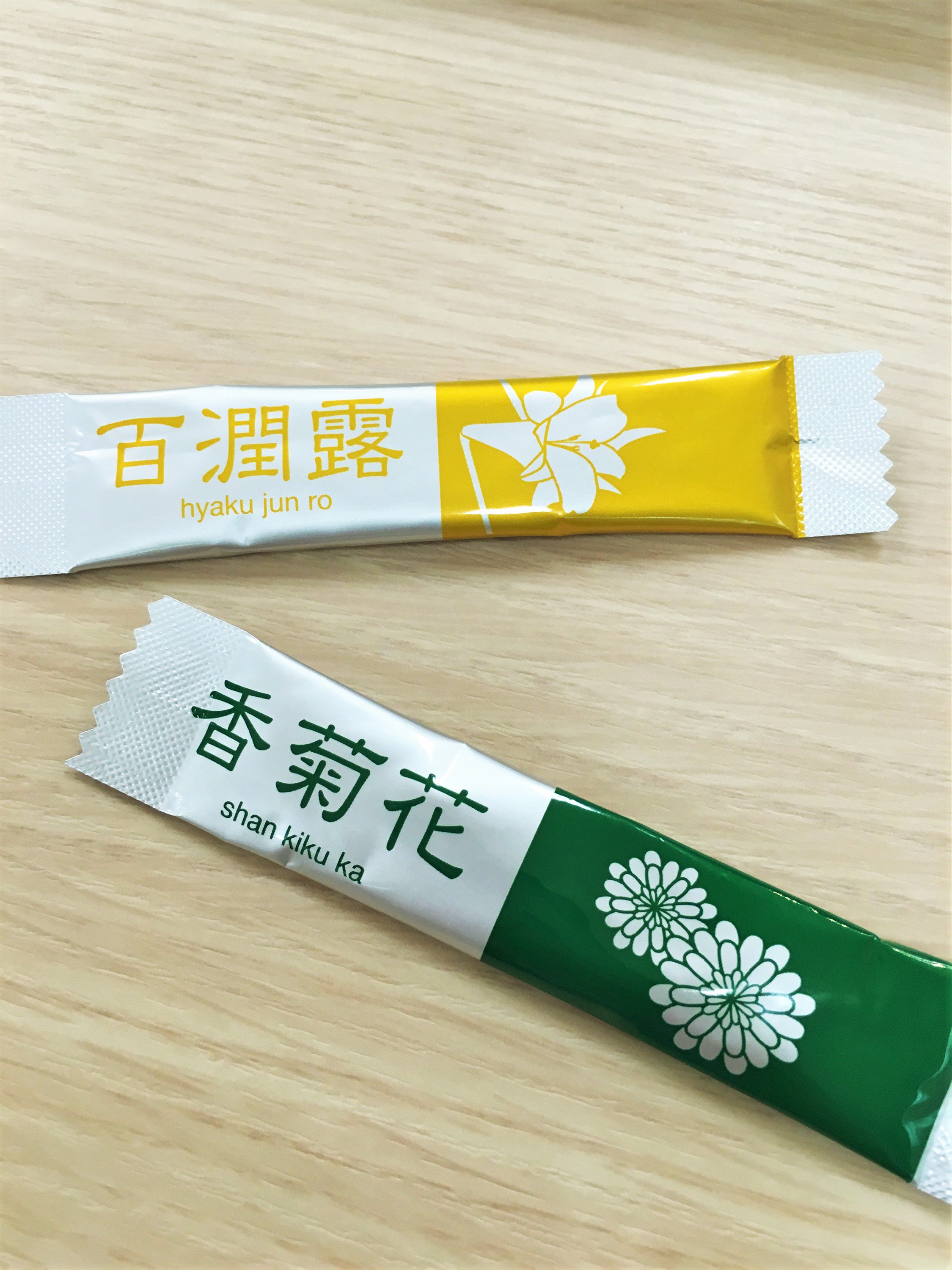 櫻井 大典 花粉症やらアレルギーやらで目がかゆい そんな時は菊の花のお茶がいいんだよ 当店には 一回分ずつ小分けになった 香菊花 しゃんきくか という商品があります 目のかゆみに結構人気です 写真の上は百潤露 ひゃくじゅんろ 体を潤す 漢方