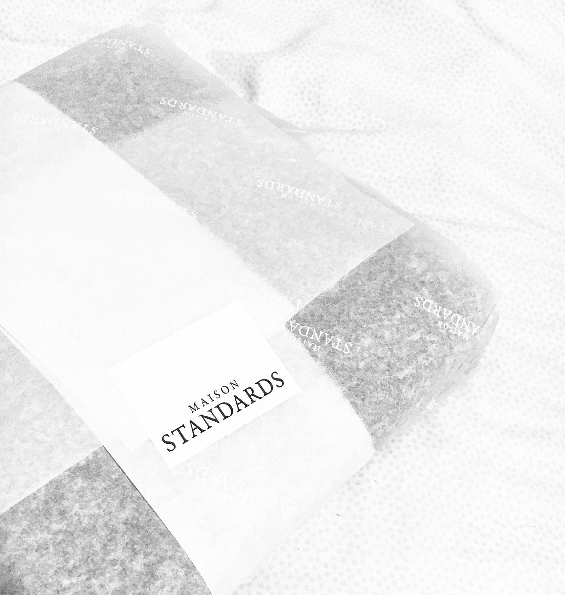 Ça fait tellement plaisir de recevoir une commande joliment emballée ! Merci <a href="/MaisonStandards/">Maison Standards</a>, le pull est juste parfait ❤