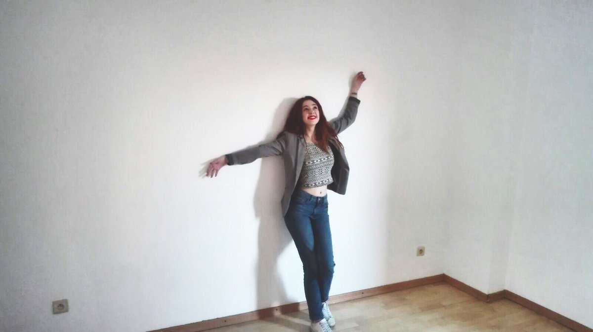 aurlievanrompay's tweet photo. Today i finally move! #newappartment 🙈🎉 https://t.co/kK6J656i8n