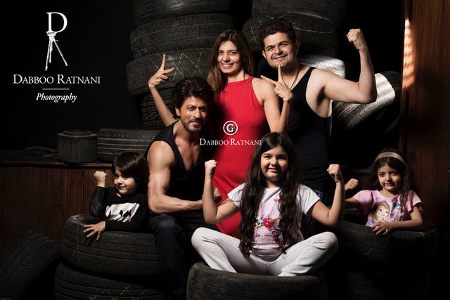 rucchitamishra's tweet photo. The great grand family @DabbooRatnani @ManishaDRatnani @iamsrk! Picture perfect #calanderlaunch #DabbooRatnaniCalendar https://t.co/boAov9NoxK