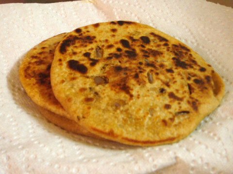 faizan_tanveer's tweet photo. Besan k parathay  with chatni - What else you could ask for breakfast :) 
#mommadeit #rain #khi #perksofrainyday #Foodie #Twitter2017 https://t.co/SxgL6PUZtd