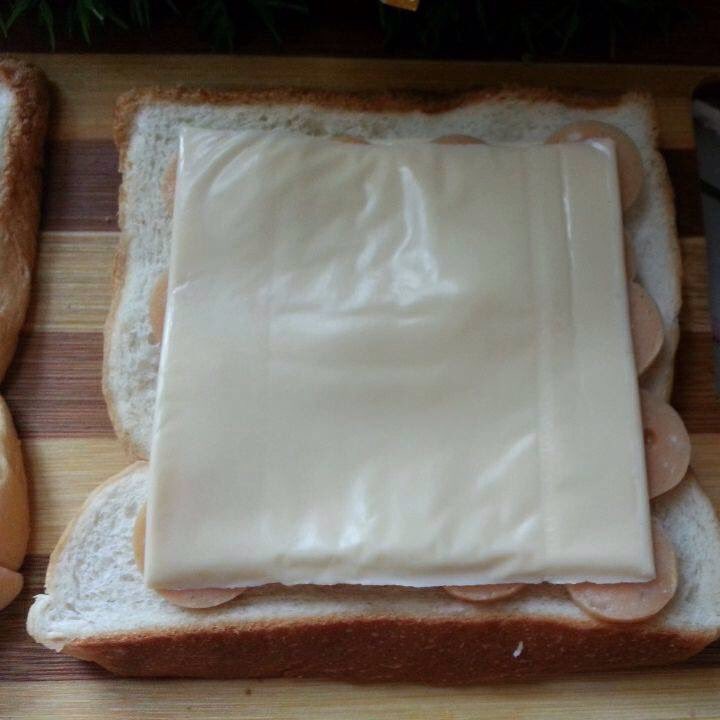 Viralfoodcrew On Twitter Roti Sosej Cheese Leleh Senang Je