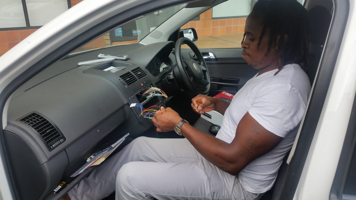 Xxx_caraudio's tweet image. #XXXCaraudio installing a MP3 player in a polo. Sony CDX-G1151U