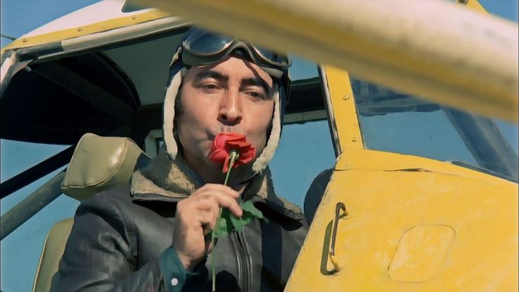 Dünyanın en güzel hissi, birinin yüzündeki gülümsemenin sebebi olduğunu bilmektir.

Ayşe Kulin