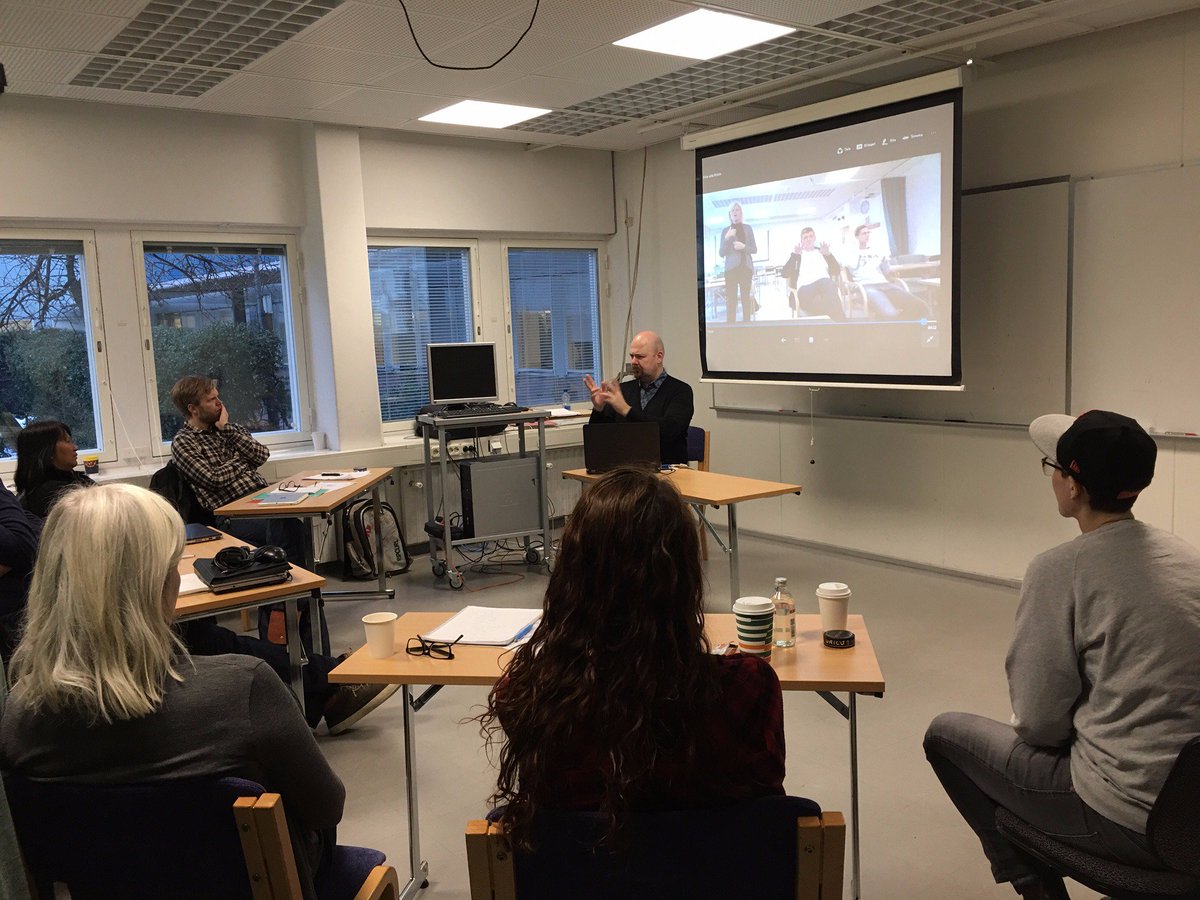 dovatolkarochos's tweet photo. Mindy Drapsa om att "gå igenom rutan". Markus Aro om tolkning. #dövatolkarochös https://t.co/3mkOruA1yw