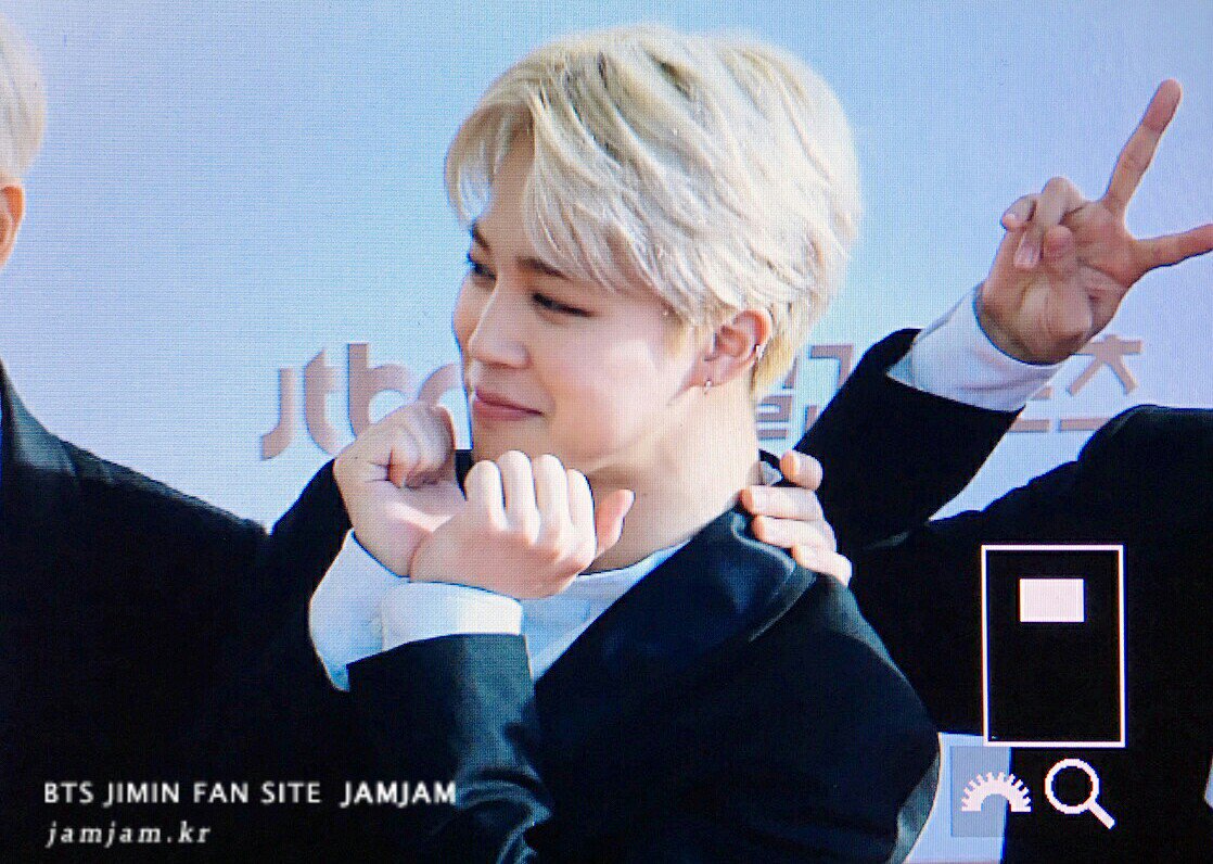 parkjamjam_kr's tweet photo. 170114 골든디스크 레드카펫 #JIMIN #지민 https://t.co/5B7NYRAqE2