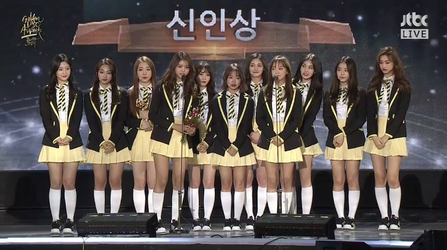 ilgansports's tweet photo. [#31st골든디스크] 또 다른 신인상은 #아이오아이 의 품으로..🌸 평생 한 번 밖에 받을 수 없는 상!! 완전 영광이라구😭😭 축하해 축하해 (*´∀｀) 레드카펫에 연정이 안보여서 걱정했는데 왔다!!💘▶️https://t.co/k2sx8jjJH8 https://t.co/sdczSwxwMJ