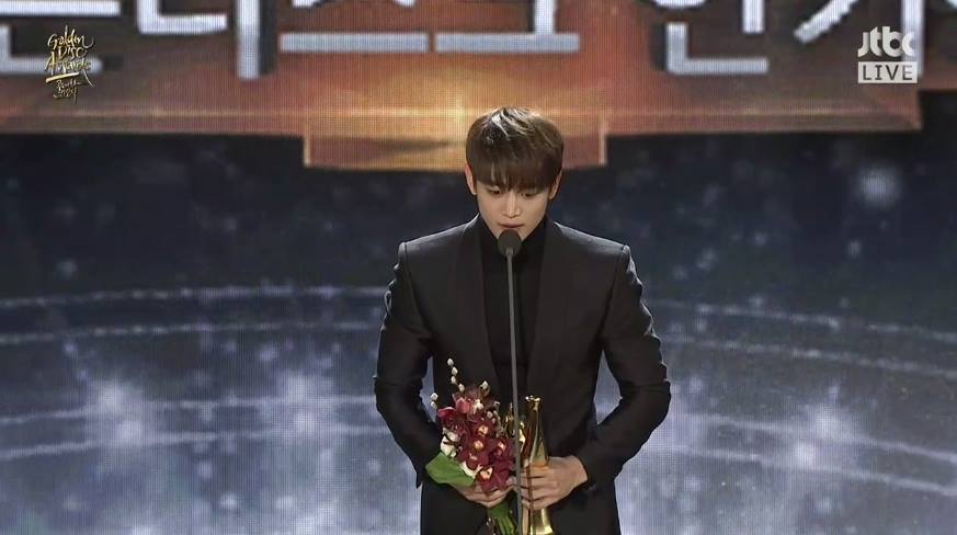 ilgansports's tweet photo. [#31st골든디스크] 인기상은 #샤이니 꺼!!🎈🎉 인기투표 열심히 한 보람이 있다 (ಥ﹏ಥ) 그런데 왜 #민호 혼자 왔더? 4이니는 어디갔어? 민호 얼굴이 열일하니까 아쉬움 달래볼게요😩😩#shinee ▶️https://t.co/k2sx8jjJH8 https://t.co/4X5CrsbScb
