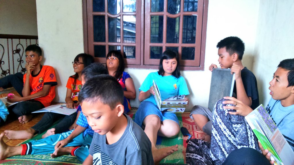 sobatkolong's tweet photo. Kelompok 1 - 8 bersiap menunggu giliran presentasi. Hayoo siapa yang siap maju duluan nih? https://t.co/ZbieJKHgPO