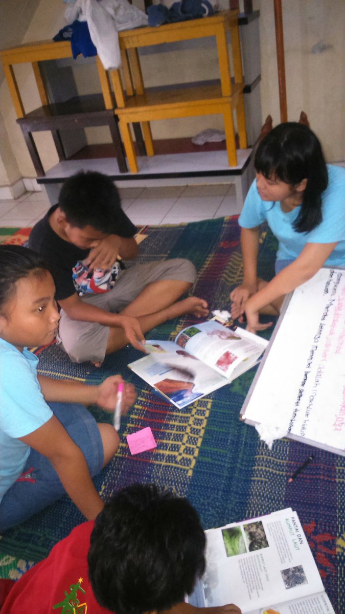 sobatkolong's tweet photo. Untuk Latihan dasar, mereka hanya menggunakan media papan tulis &amp; kertas. Menulis bahan presentasi dan membacakannya https://t.co/HAx9elvZDJ