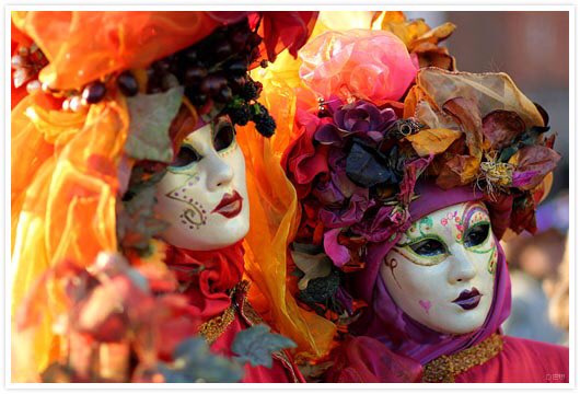 KarlTermote's tweet photo. Vandaag en morgen te zien in #brugge : Les Costumés de Venise . Nocturne deze avond om 17 hr op Dijver. https://t.co/gLNJRoL17C