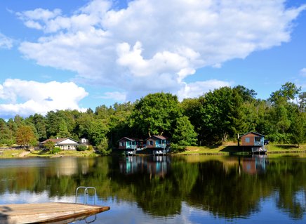 WeekendGlamping's tweet image. Parenthèses imaginaires : Cabanes Flottantes, Eco-lodges au bord de l'eau en Dordogne : bit.ly/ParenthèsesIma…