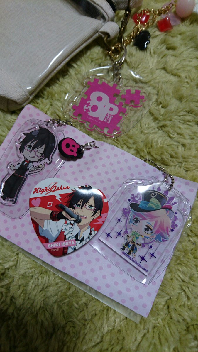 まりか A Twitter ちなみに アクキーは軟質カードケース 一番小さいa8 カードサイズ とアイロンでカバー自作 写真撮り忘れた でもざっくりとでもそれなりになるのでおすすめしたい 取り出すので下は開けた 引っ付いたりしないかは各自調べてくれ 私は不安だから