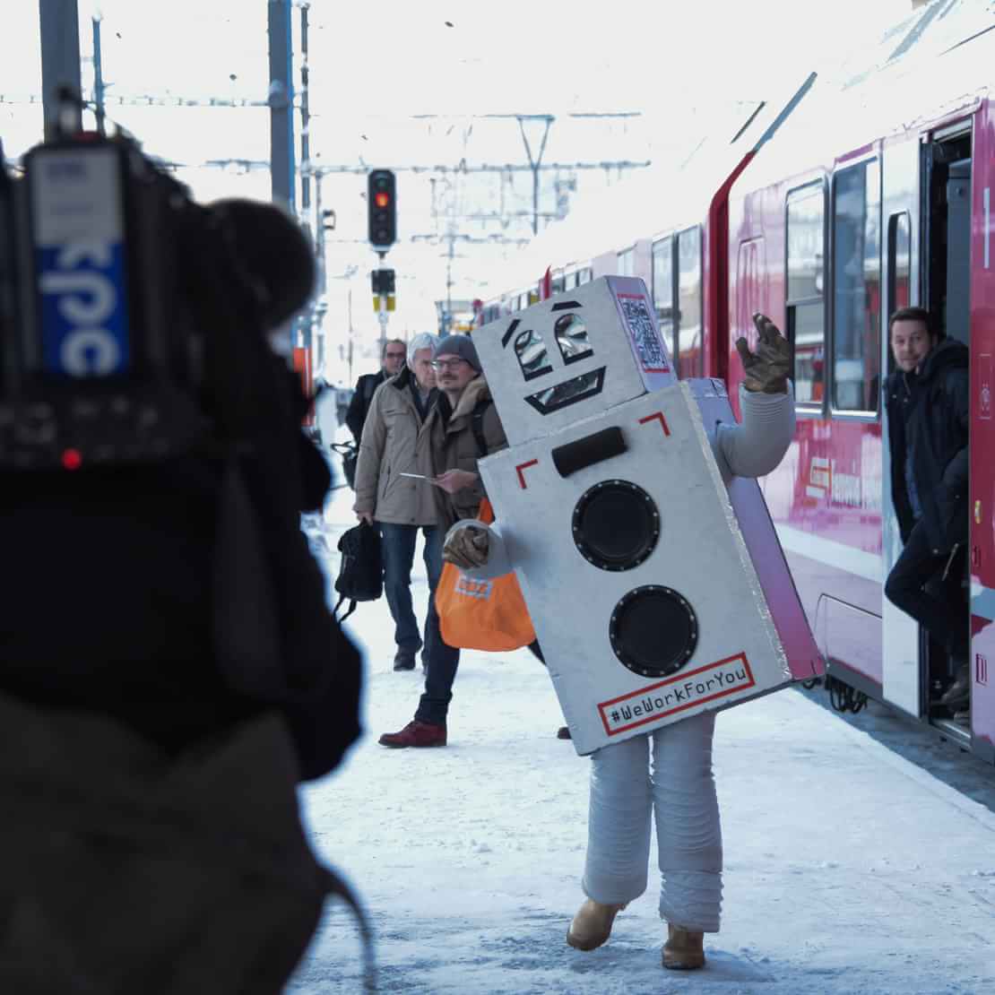 OximityFrench's tweet photo. Les eurodéputés pressent Bruxelles de préparer l’arrivée des robots https://t.co/PP4hogGoNo https://t.co/vcEx3uqa99