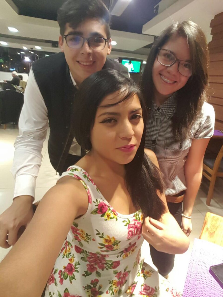 Liz_Romeroo's tweet photo. Kubus además de estarme ayudando para examen a la UNAM me ha dado a unos amigos increíbles💕
#LiverpoolPolanco #Madero #RelajoEnElAuto https://t.co/LfQUgT3gPC