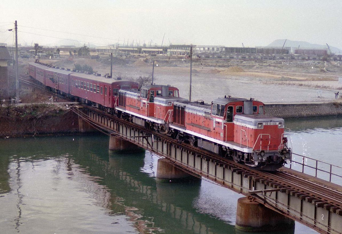 鷲羽 On Twitter 宇多津駅の高松寄り 大束川の鉄橋です
