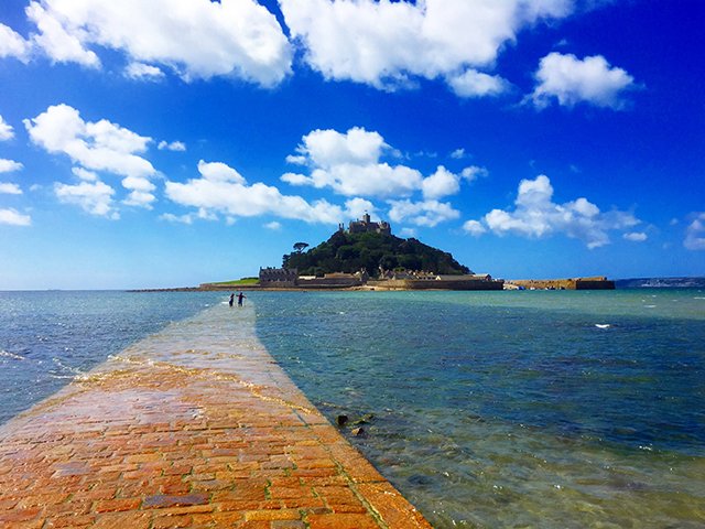 Hisロンドン Twitterissa イギリスにセント マイケルズ マウントという名前 の モンサンミッシェルにそっくりな巡礼地があるのをご存知ですか 引き潮になれば道が現れ 満ち潮で道はまた海の底に沈む 映画や小説に登場しそうなくらい幻想的なスポットです