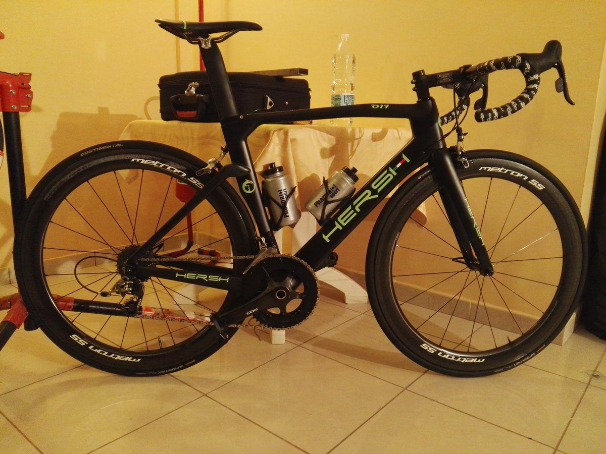 AndreaRuscetta's tweet photo. New season is coming 💪 #cycling #newseason #2k17 #NewJersey #newkit  #newbike #blackandgreen #maimollare 😉 https://t.co/VcpeO5GJ3B