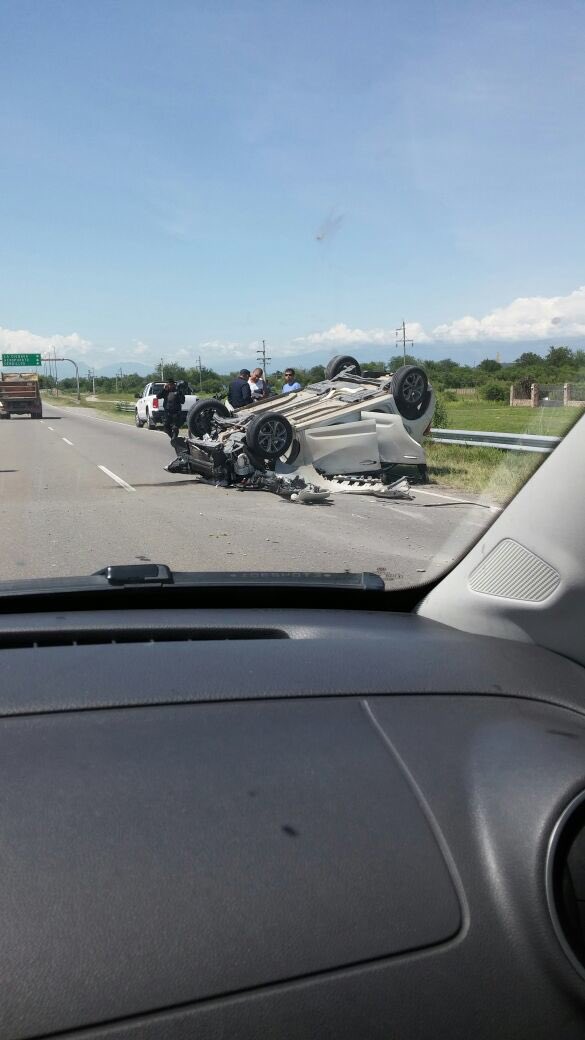 RodriguezFacu_'s tweet photo. ⚠️Terrible palo en la Circunvalación Oeste, en el ingreso a la Ciénaga. Un C3 quedó de sombrero. Transito reducido.⚠️ https://t.co/PDmzTUpH2D