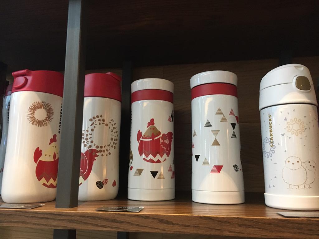 Mizuki スタバ新年限定タンブラー カップ 中国人が干支好きのためか種類が豊富でどれもかわいい 帰国のお土産に頼まれて大人買い カップ割れませんように 縁起よさそうだから私も買おうかな Starbucks China 17 限定タンブラー 北京