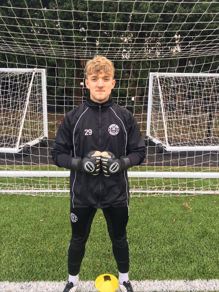 Stafford Town GK Tom Degg ready for action today with <a href="/ProS_Keeper/">Pro-SK</a> white #allwaether #gameday