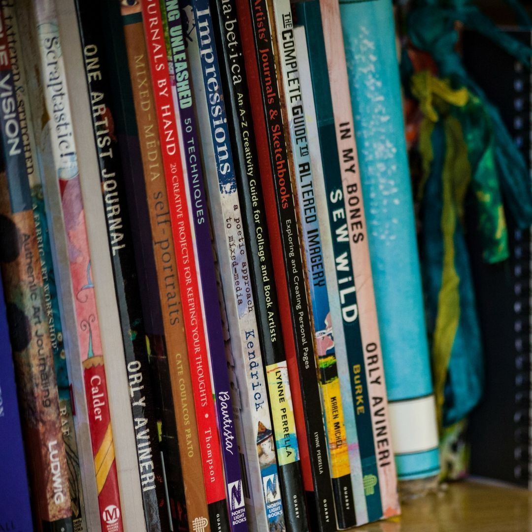 robenmarie's tweet photo. What are your favorite art books? #studiopeek Photo: @shineonme93 https://t.co/wCb5Am9oh4