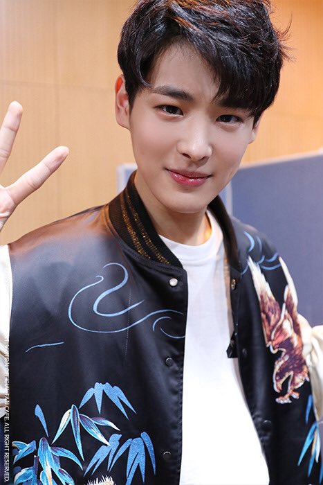 ber on Twitter: "🍁 byungchan — victon ⚫a giraffe ⚫is so thin BABY U