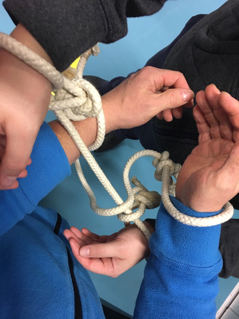 Nog even geduld... hoe krijg je je hier uit? 😁 <a href="/paramedisch/">NPi</a>