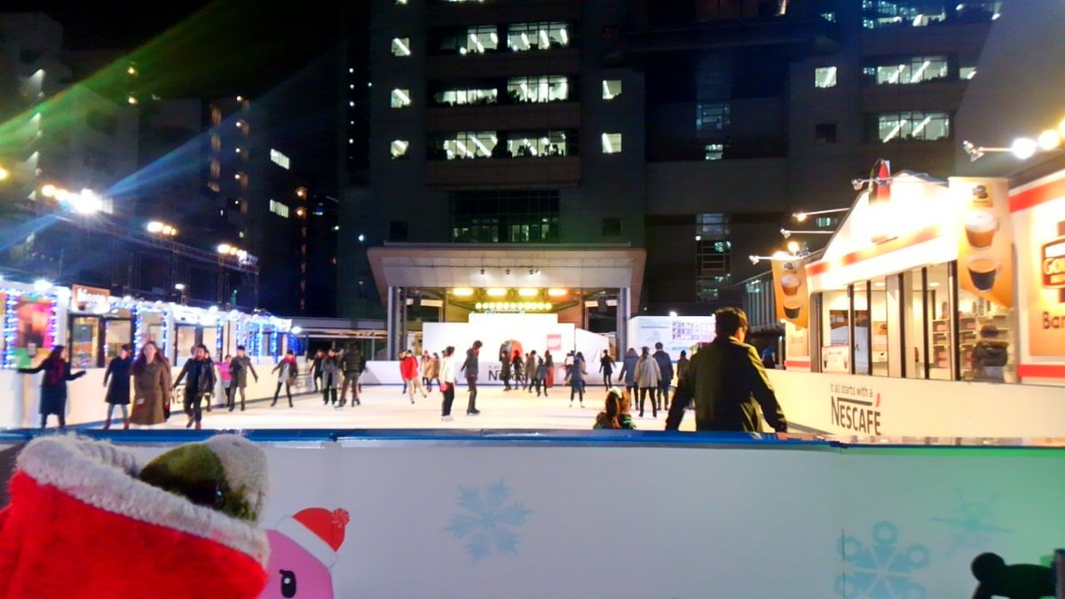 緑川ショウゴ さわ Twitterren 赤坂のイルミネーションへ向かう 赤坂サカスのサカス広場では冬季限定スケートリンク ホワイトサカス で雌雄がキャッキャウフフと雌雄を決し 赤坂ビズタワー仲通りには1670万色の表現てきるというled点灯棒とハート型のオブジェが