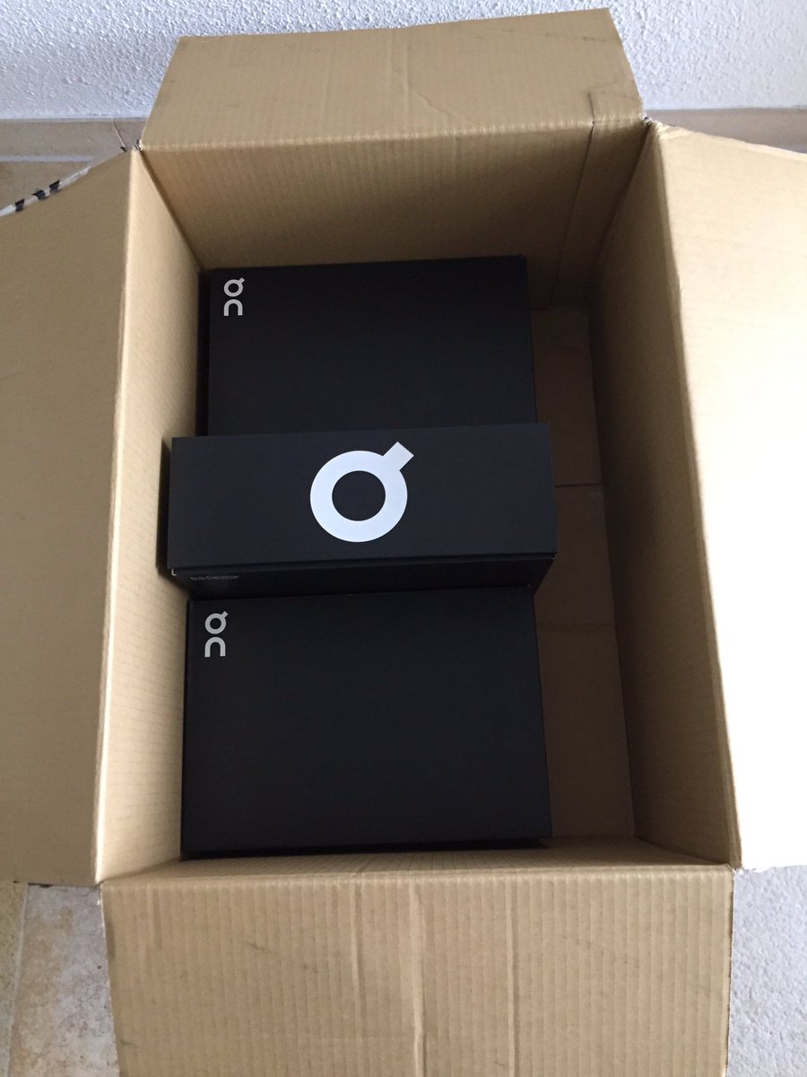 MDot_Nico's tweet photo. Post Xmas Surprise - thank you @on_running @ladidemko #runonclouds #blessed https://t.co/In4r6jpvth
