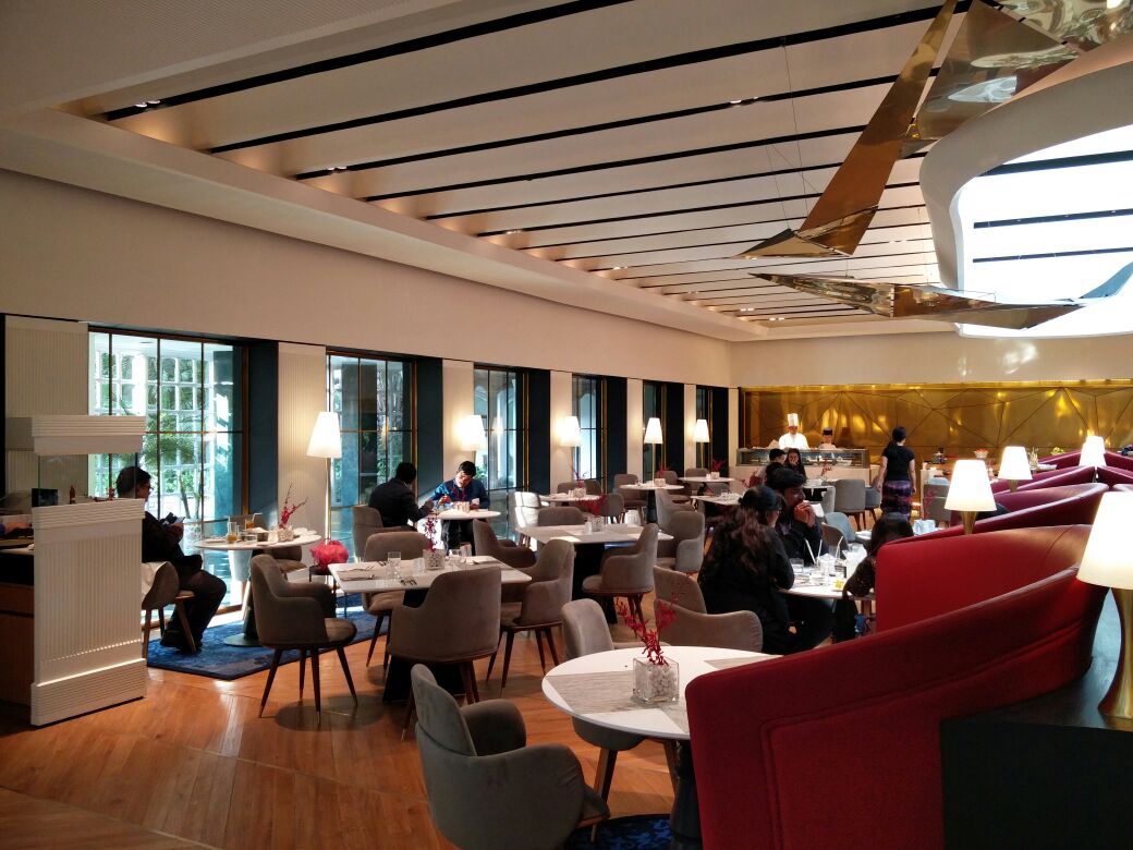 HolbrooksScott's tweet photo. The bright white and red interiors with god gliseneing here and there #threesixtythree degree is new jewel in #kolkata @eazydiner https://t.co/rCVeICMmQ9