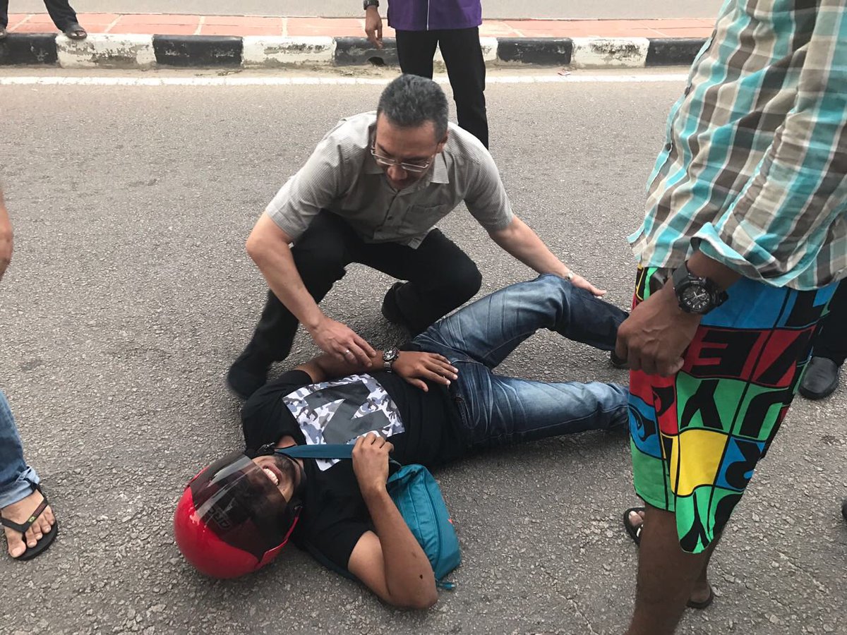 SembrongP153's tweet photo. #SembrongUpdate : DS @HishammuddinH2O turut membantu Sdr Ashaari yg terlibat dlm kemalangan ringan dlm perjalanan pulang ke rumah. Prihatin! https://t.co/0H115xpMYc