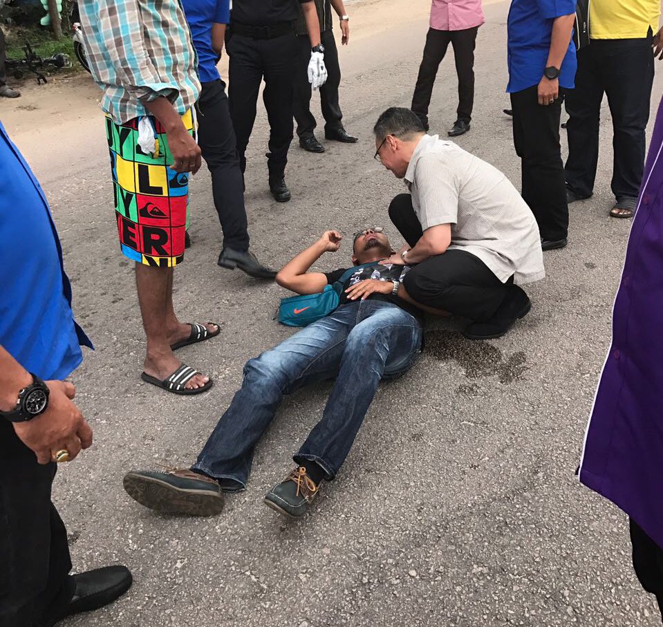 #SembrongUpdate : DS <a href="/HishammuddinH2O/">Hishammuddin Hussein 🇲🇾</a> turut membantu Sdr Ashaari yg terlibat dlm kemalangan ringan dlm perjalanan pulang ke rumah. Prihatin!