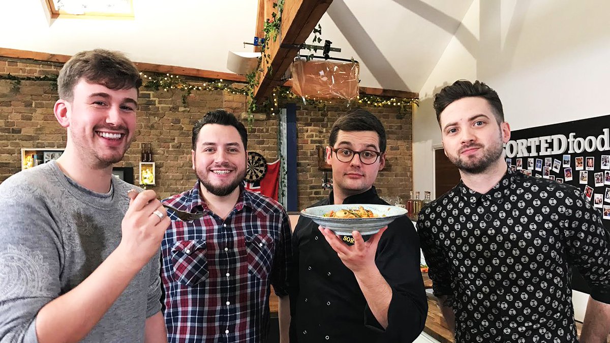 WeAreTotum's tweet photo. The @sortedfood boys cook up a delicious stir-fry with your help. Giving tips to create healthy dishes #StudentFeed https://t.co/XMVrkFjJP9 https://t.co/fTBWWPZbLh